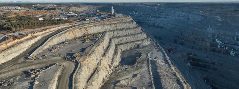 Sandmagasinen behövs för gruvans kopparproduktion. De nya systemen för elförsörjningen, ska möjliggör ”övervakning i realtid av vattenflöden och dammens beteende” samt säkerställer efterlevnad av den globala branschstandarden för hantering av sandmagasin. Foto: Boliden