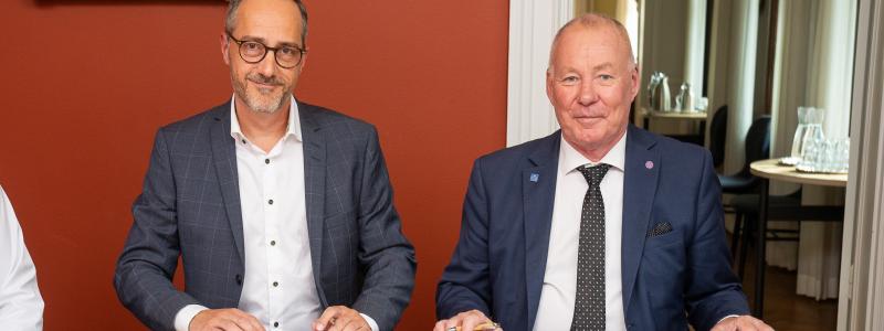 Tom Eriksson, forskningschef på Alleima och Anders Söderholm rektor på KTH. Foto: Alleima