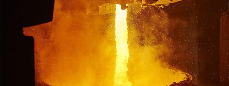 Tappning av råstål från ljusbågsugn ned i skänk, 100 ton flytande stål vid 1680°C. Foto: Pia och Hans Nordlander, Jernkontorets bildbank