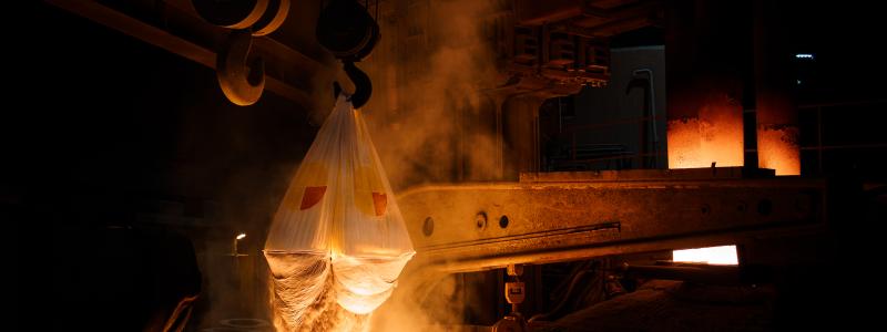 Ståltillverkning med elektriskt framställd bränd kalk vid Björneborg Steel. Foto: Preferens AB