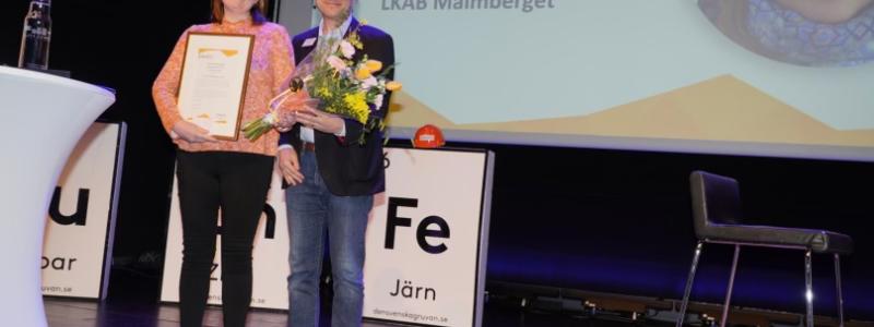 Årets vinnare Camilla Backebjörk tillsammans med Gramkos ordförande Gunnar Rådberg. Foto: Svemin