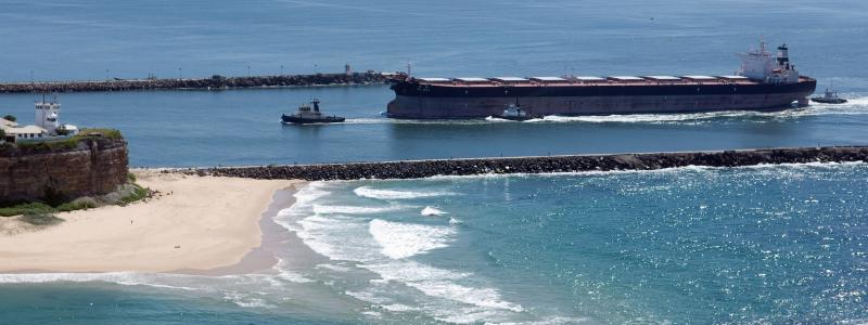 Kriget har även gynnat Australiens råvaruexport. Hamnen i Newcastle är en av världens största utskeppningshamnar av kol. Foto: CSIRO/Wikimedia Commons