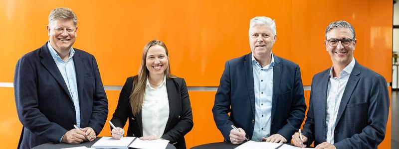 Från vänster: Hans Boels (vd för Lybover), Sandrina Sieverdingbeck och Uwe Rehren (båda vd för Deumu), Ioannis Giouvanitskas (Senior Executive Advisor, Lindemann Germany GmbH). Foto: Salzgitter AG