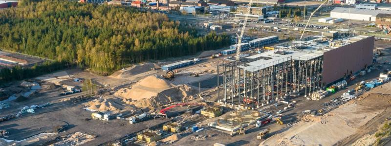 Kelibers litiumraffinaderi i Karleby är nu i takhöjd och golvgjutning pågår. Foto: Keliber