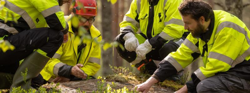 Endomines geologer i arbete. Det globala guldpriset har under de senaste åren stigit till historiskt höga nivåer. Med dagens prisnivå motsvarar de uppskattade resurserna i Pampalo och den omgivande guldlinjen ett värde på nästan 2,6 miljarder dollar, vilket motsvarar cirka 2,2 miljarder euro. Foto: Endomines