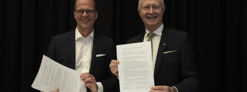 Jonas Albertson, vd på Epiroc Rock Drills, och rektor Johan Schnürer.