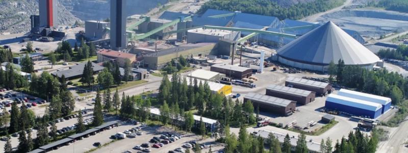 Outokumpu har nyligen slutfört ett omfattande expansionsprojekt i gruvan. Under perioden 2017–2023 investerade företaget mer än 280 miljoner euro i att fördjupa den underjordiska gruvan från 500 meter till 1 000 meter och i att införa ett nytt, högautomatiserat system för malmhantering och uppfordring. Dessa åtgärder säkerställer tillgången på krom till 2050-talet, och inga ytterligare större investeringar krävs för att dra nytta av den ökade mineralreserven. Foto: Outokumpu