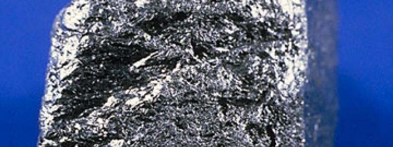 Grafit är ett mineral som består av rent kol. EU har listat grafit som ett kritiskt och strategiskt mineral. Foto: Wikimedia  Commons