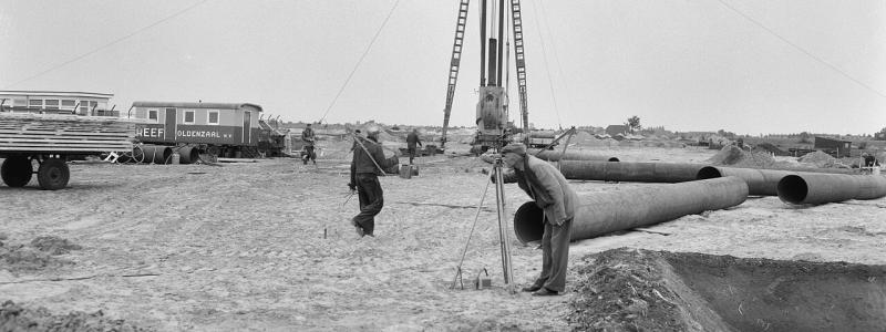 Naturgasfältet Groningen i Nederländerna 1963. Upptäckten av de enorma gasfyndigheterna ledde paradoxalt nog till ekonomisk nedgång i landet. Foto: Wikimedia Commons
