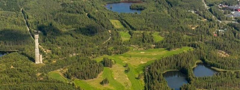 Gruvtornet i Hautalampi. Den beräknade volymen för gruvfyllnaden här i Hautalampi uppgår till cirka 200 000 kubikmeter. Detta skulle möjliggöra lagring av betydande mängder koldioxid i gruvan, vilket i sin tur kan bidra till att nå lokala klimatmål. Projektet kan även bli en förebild inom industrin när det gäller att binda växthusgaser i byggnadsstrukturer. Foto: FinnCobalt
