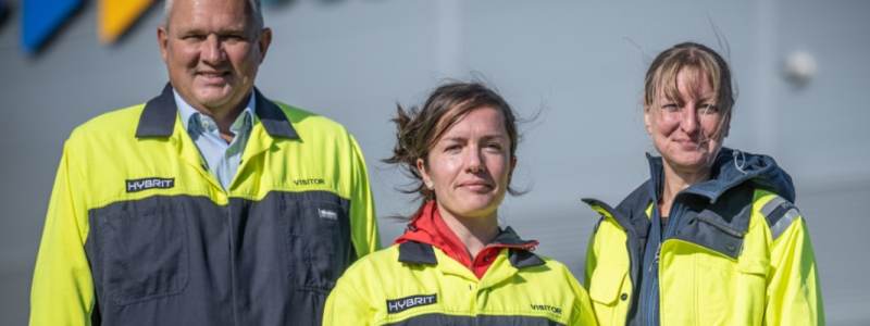 Swerim på besök hos samarbetspartnern Hybrit för visning av den nya pilotanläggningen för direktreduktion med vätgas. Från vänster: Jonas Jordberg, Nuria Fuertes, Swerim samt MarieAnheden, projektledare för pilotprojektet vätgaslagret vid Hybrit.