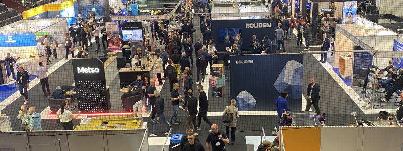 Hela leveranskedjan från små, nischade teknikföretag till globala giganter samlades under ett tak i två mässhallar. Foto: Simon Matthis