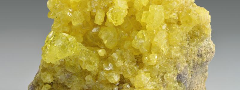 Svavel är ett gult mineral men utvinns idag mest som en biprodukt vid oljeraffinering. Foto: Ivar Leidus/Wikimedia Commons