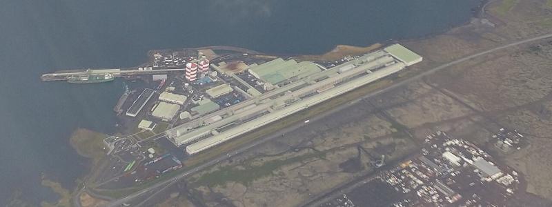 Aluminiumsmältverk på Island som drivs av Rio Tinto. Foto: Jabbi/Wikimedia Commons
