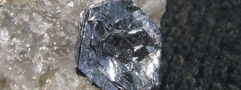 Molybdenit i kvarts. Foto: John Chapman/pyrope/Wikimedia Commons