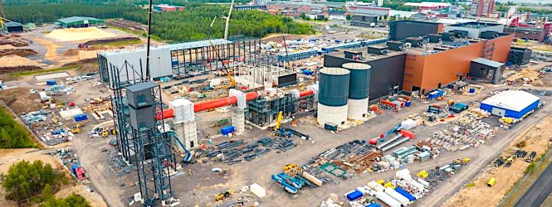 I Karleby tas nu de första delarna av kemikaliefabriken i drift. Laboratoriedelen är redan överlämnad till Keliber, och ytterligare delar av anläggningen blir klara under sommaren. Foto: Keliber