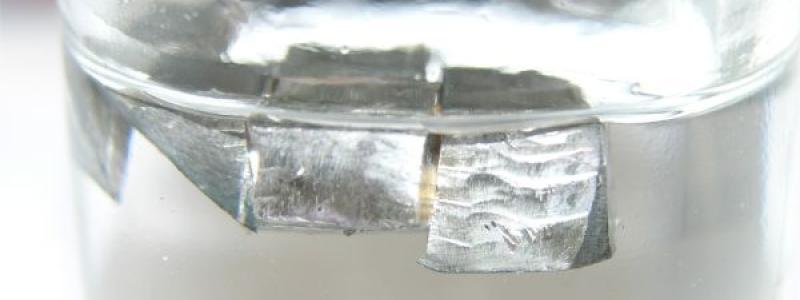 Litium i paraffin.  Bild: Wikimedia Commons
