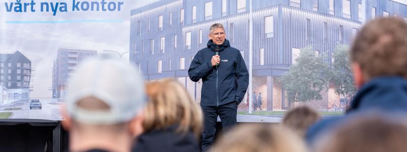 Jan Moström, vd och koncernchef på LKAB, mutade in byggområdet i centrala Kiruna med en LKAB-flagga i marken. Foto: LKAB