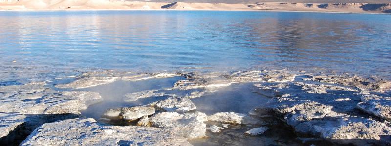 Laguna verde i Atacamaöknen, som ligger i den så kallade litiumtriangeln, i norra Chile, Argentina och Bolivia. Bild: Lucash/Wikimedia Commons
