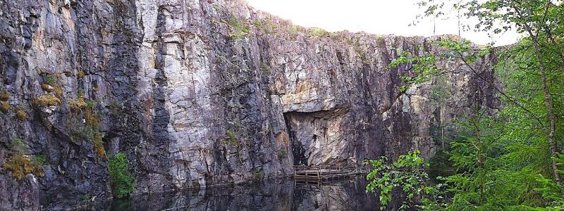 Mätäsvaara gruva och dess flytande scen. Foto: Wikipedia, kredit: Aavasuo72 -