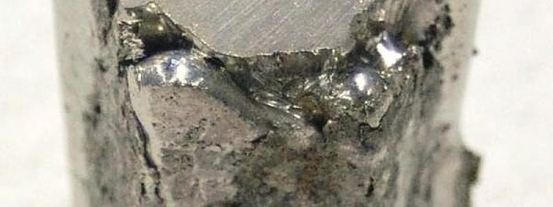 Dysprosium. När Kina 2011 begränsade exporten av sällsynta jordartsmetaller steg priserna med 750 och 2000 procent för neodym respektive dysprosium, vilket tydligt visade hur beroende världen är av kinesisk export av sådana material. Foto: Materialscientist/Wikimedia Commons