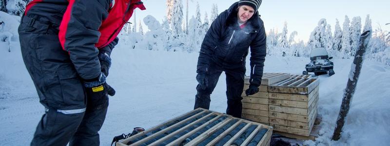 Mawson-teamet undersöker borrkärnor vid Rajapalot-projektet för guld och kobolt i Lappland. Mawson Gold (TSX: MAW) har fått viktiga beslut kring planering och reglering för sitt Rajapalot-projekt för guld och kobolt i Lapplandsregionen i Finland. Foto: Mawson Gold