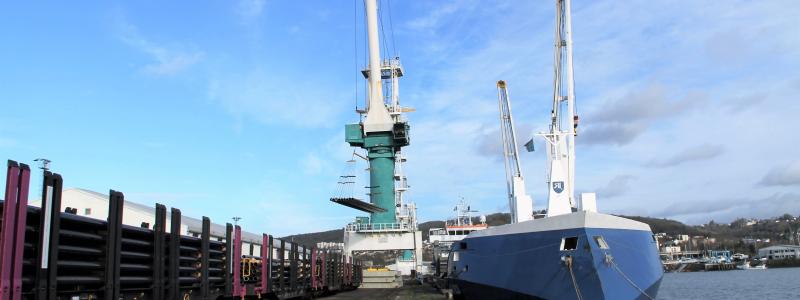 Lastning av stålrör. Foto: Mouliric/Wikimedia Commons