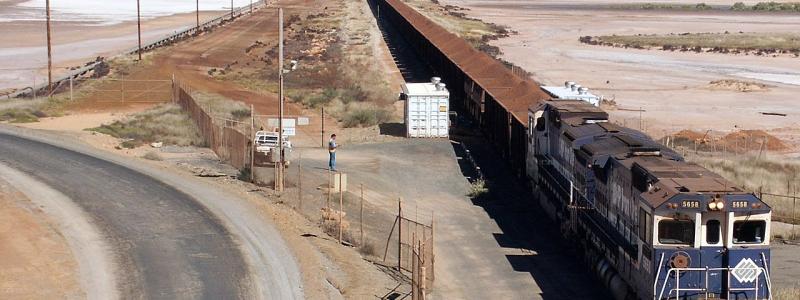 Tåg lastat med järnmalm från Pilbara-regionen. Foto: nachoman-au/Wikimedia Commons