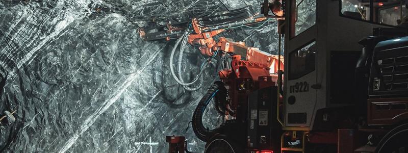 Borrning i Orivesigruvan. Fallet i Orivesi är ovanligt eftersom det rör långvarig dumpning av avfall i gruvmiljö. Juridiskt är det fortfarande oklart hur preskription ska tillämpas vid denna typ av miljöbrott, vilket gör ärendet potentiellt vägledande för framtida domar. Foto: Dragon Mining