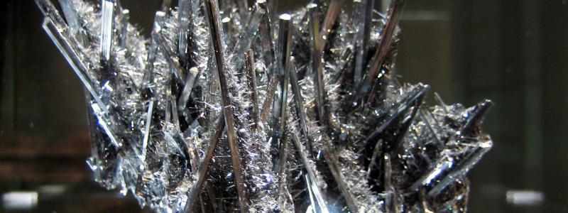 Antimon används ibland annat flamskyddsmedel, blybatterier och halvledare och men också i en rad försvarstekniker, inklusive ammunition och infraröda sensorer. Photo: pepperedjane/Wikimedia Commons