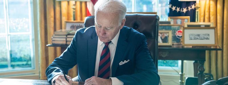 President Joe Biden udertecknade lagen "Uyghur Forced Labor Prevention Act" i december 2021. Foto: The White House/Wikimedia Commons