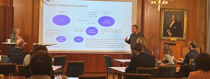 Karin Östman, projektledare och rådgivare i miljöfrågor på Jernkontoret, var tillsammans med Rutger Gyllenram, vd och grundare Kobolde & Partners två av talarna på seminariet ”Standardisation needs for the steel industry's climate transition – near zero steel” som ägde rum i Jernkontorets lokaler i Stockholm den 19 januari. Foto: Jernkontoret
