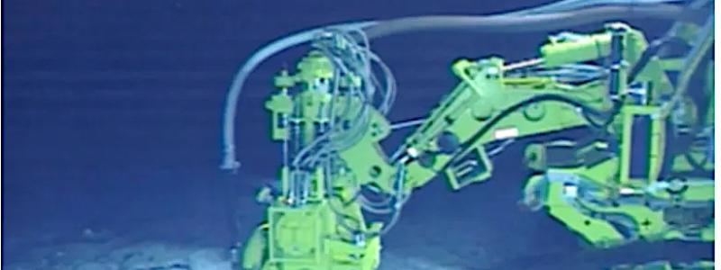 Mineralrikt bottensediment har hämtats upp från 6 000 meters djup nära Minamitorishima i Stilla havet. Foto: Minamitorishima-programmet.