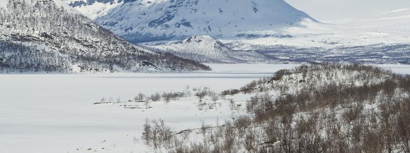Saana-fjället (ett av de högsta fjällen i Finland) nära Kilpisjärvi, sett från söder över sjön Ala-Kilpisjärvi i Enontekiö, Lappland, Finland.  Foto: Wikipedia Common, kredit: Ximonic (Simo Räsänen)