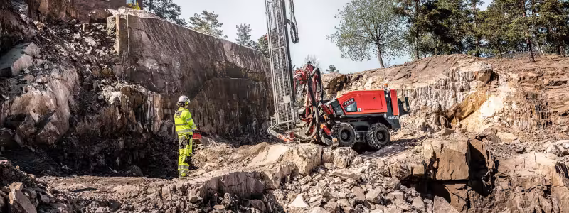 Commando DC310RiE, som borriggen kallas, möjliggör borrning med noll lokala utsläpp och ”avsevärt lägre bullernivåer” jämfört med dieseldriven utrustning. Foto: Sandvik