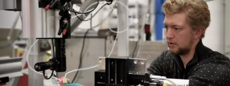 Alfred Larsson monterar en elektrokemisk cell vid instrumentet ”The Swedish Materials Science Beamline P21.2” vid partikelacceleratorn PETRA III i Hamburg. Foto: Jinshan Pan