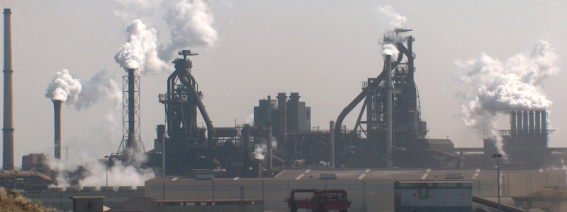 Stålverket IJmuiden i Nederländerna. Foto: Jesper Schoen - http://members.lycos.nl/fotoarchiefvon/hoogovens.JPG/Wikimedia Commons