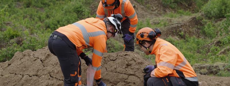 Soklis geologer i arbete. Foto: Sokli Oy