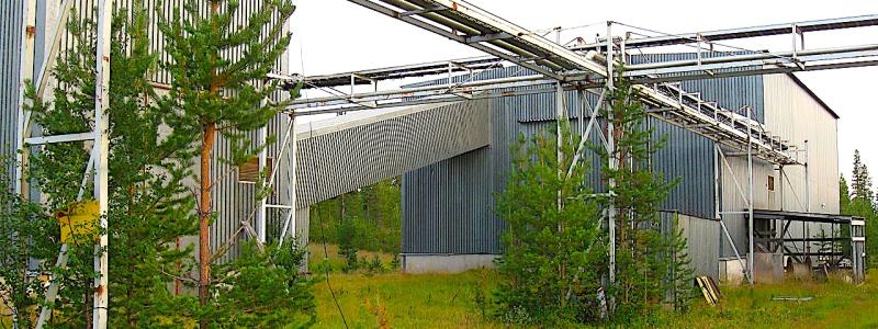Försöksanläggning för ett tidigare karbonatitprojekt på området. Försöksanläggningen uppfördes på 1970-talet i Tulppio, Savukoski, Finland, i anslutning till det så kallade Sokli-karbonatitkomplexet, juli 2013. Den aktuella Sokli-fyndigheten i finska Lappland är en av Europas största kända karbonatitfyndigheter och innehåller bland annat fosfat, sällsynta jordartsmetaller och andra strategiskt viktiga mineraler. Foto: Wikipedia Common, kredit: Sepp Vei