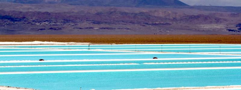 Laguner med litium i Salar de Atacama med världens högsta kända koncentrationer av litium och kalium. Foto: SQM