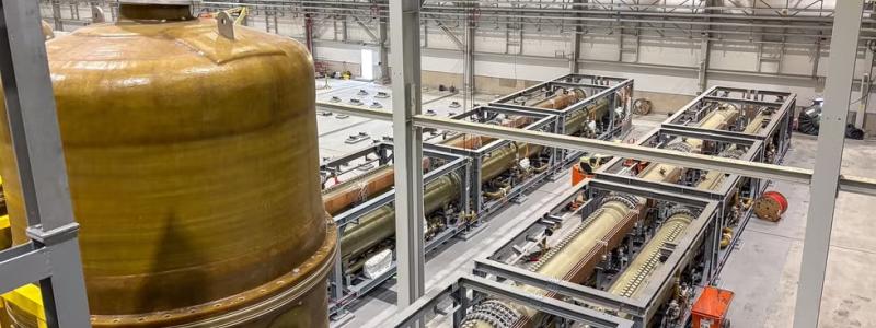 Elektrolysörer installeras vid Stegras anläggning för grönt stål i Boden i Sverige. Elektrolysörer är anläggningar som använder elektricitet för att spjälka vatten (H₂O) till vätgas och syre genom en process som kallas elektrolys. Den producerade vätgasen kan sedan användas som bränsle eller i industriella processer, till exempel vid tillverkning av stål utan kolbaserade utsläpp. Foto: Stegra