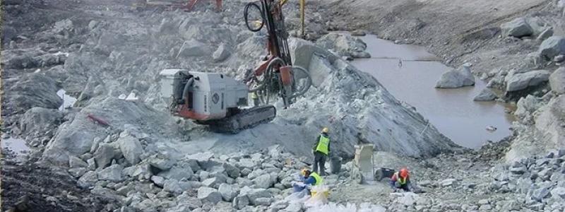 Bildtext: Suhanko-gruvan planerar att ersätta dieseldrivna malmtransporter med eldrivna transportband mellan dagbrott och anrikningsverk. Foto: Suhanko Arctic Platinum Oy