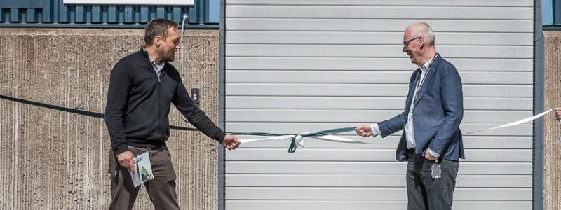 Mikael Larsson, affärsområdeschef Metallurgi och vd Pontus Sjöberg ”klipper” bandet vid invigningen av det nya agglomeringslabbet hos Swerim i Luleå. Foto: Magnus Stenberg, Luleåfotograferna 