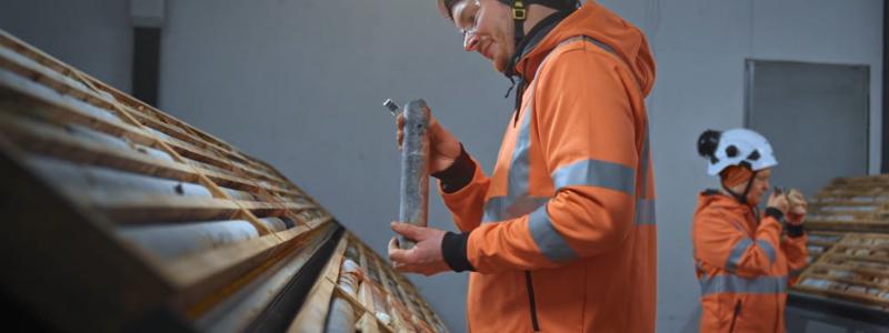 Provkontroll efter testborrningar. Foto: Finnish Mineral Group