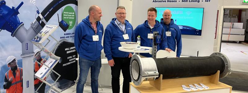 En slang för industriellt bruk hade hedersplatsen i Teknikums monter. Slangen, med namnet Teknikum Titan används för hydraulisk sug- och leveranstransport av mycket abrasiva material. Den är lämplig för tunga förhållanden där slangen måste motstå slitage, rörelser och fuktiga vibrationer.

Riku Sivula, Lars Åström, Timo Kokkonen, Jani Lampinen fanns på plats i montern.