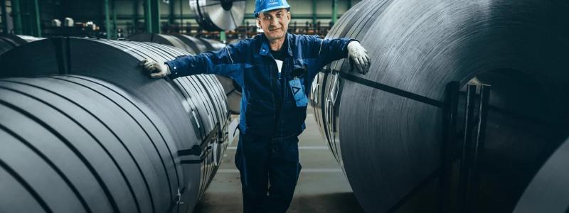 Tretton tusen personer arbetar vid ThyssenKrupps anläggning i Duisburg – Europas största stålverk, som står för nästan en tredjedel av hela kontinentens produktion. Det är mindre en fabrik än ett industriellt landskap som sträcker sig tre kilometer längs Rhen. Färgerna skiftar mellan rostbrunt, limegrönt och martianskt rött – men under ytan handlar det om framtidens Europa. Foto: ThyssenKrupp