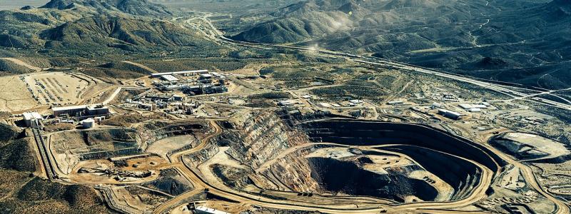 Mountain Pass i USA är en gruva som bryter sällsynta jordartsmetaller. Foto: Tmy350/Wikimedia Commons