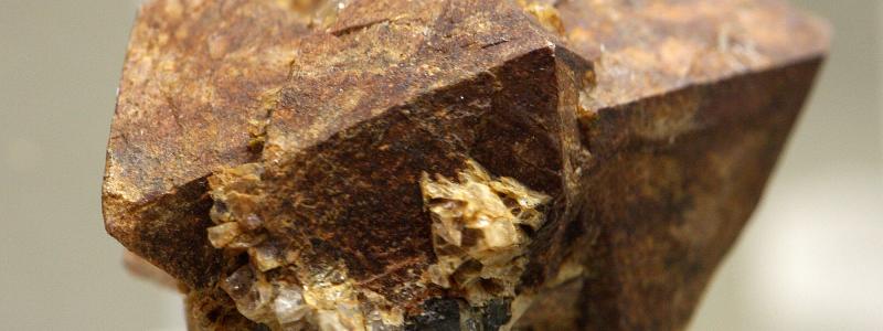 Xenotim, en mineralkälla som innehåller terbium bland annat. Foto: Elke Wetzig Elya/Wikimedia Commons