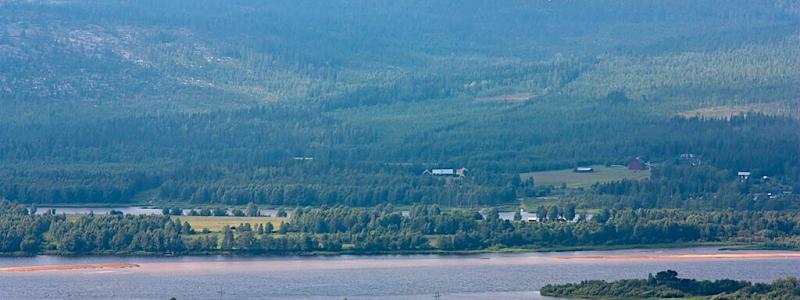 Naturvårdsföreningar beskrev projektet som en "uranbrytning i tomtens land", trots att gruvan primärt är tänkt att utvinna kobolt och guld. Finska Övertorneå centrum sett från Ainiovaara. Foto: Wikipedia Common, Kredit: str4nd