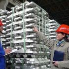 Tekniker genomför kvalitetskontroller på aluminiumtackor för export vid Aluminium Corporation of Chinas filial i Guangxi. Foto: VCG